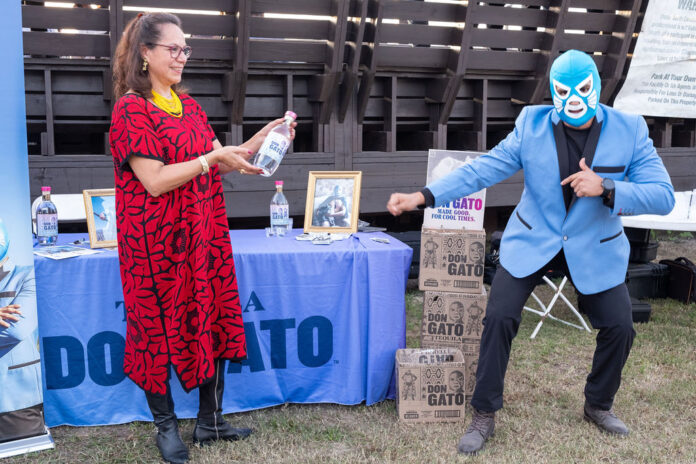 Consul General, Claudia Velasco, junto al luchador Don Gato en Rancho El Refugio.