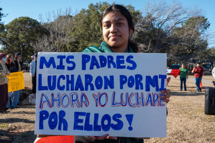Jovenes Latinos salen a protestar las agresiones de inmigrantes en Brittlebank Park, Charleston, SC