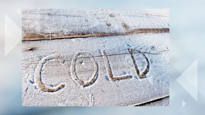 Centro de calefacción comunitario en Charleston ofreciendo refugio a familias durante clima frío en enero