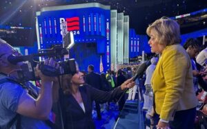 Mayra Rivera-Vázquez es entrevistada durante la Convención Nacional Demócrata (DNC)