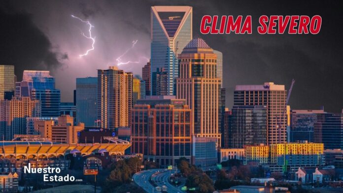 Cielo con relámpagos sobre la ciudad de Charlotte durante tormenta severa, Carolina del Norte
