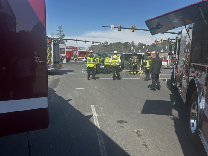 Bomberos y autoridades en la escena del accidente en St. James Avenue y N Main Street en Goose Creek