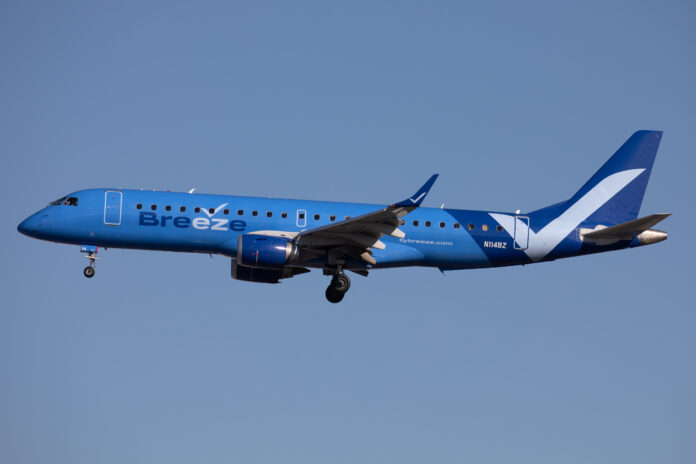 Avión de Breeze Airways en una pista de aterrizaje tras el anuncio de la nueva ruta directa entre Charleston, Carolina del Sur, y Trenton, Nueva Jersey.