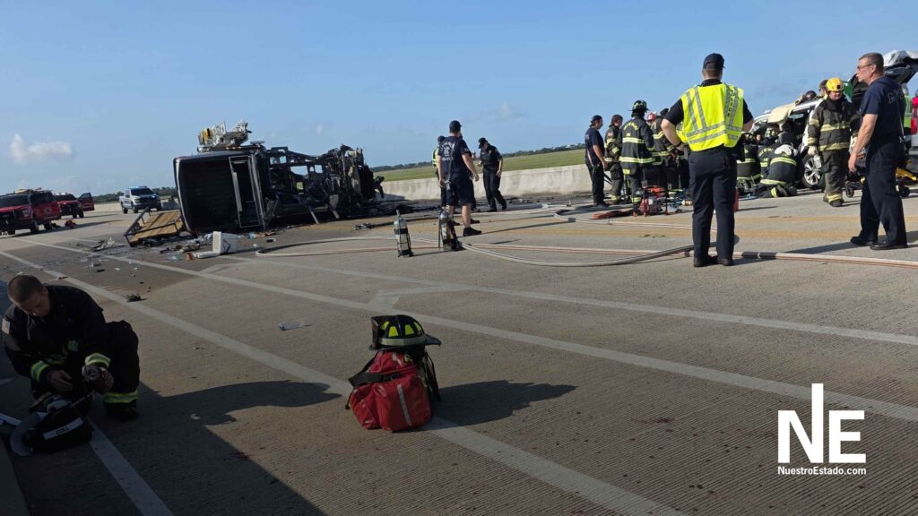 Caminhonete Ford F-150 em chamas após colisão frontal em Isle of Palms Connector, onde um venezuelano ajudou a resgatar vítimas.