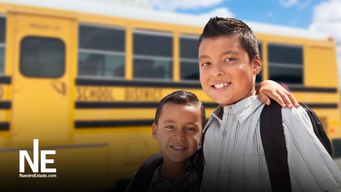 La Dra. Katchia Gethers, directora ejecutiva de Charleston Education Partners, habla con medios latinos durante una conferencia en la Coastal Community Foundation sobre el futuro de Pepper Hill Elementary School.