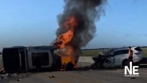 Camioneta Ford F-150 envuelta en llamas tras un choque frontal en Isle of Palms Connector, donde un venezolano ayudó a rescatar a las víctimas.